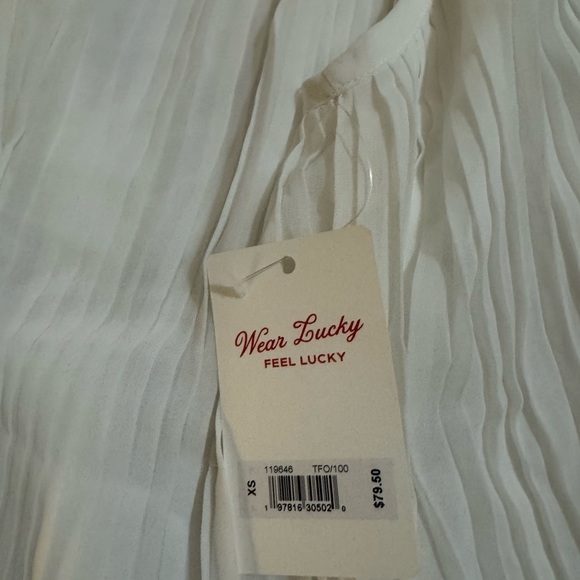 Sleeveless White Blouse - Picture 5 of 6